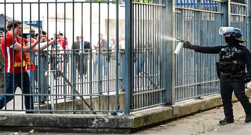 مجلس الشيوخ الفرنسي يبريء جماهير ليفربول من فوضى نهائي الأبطال